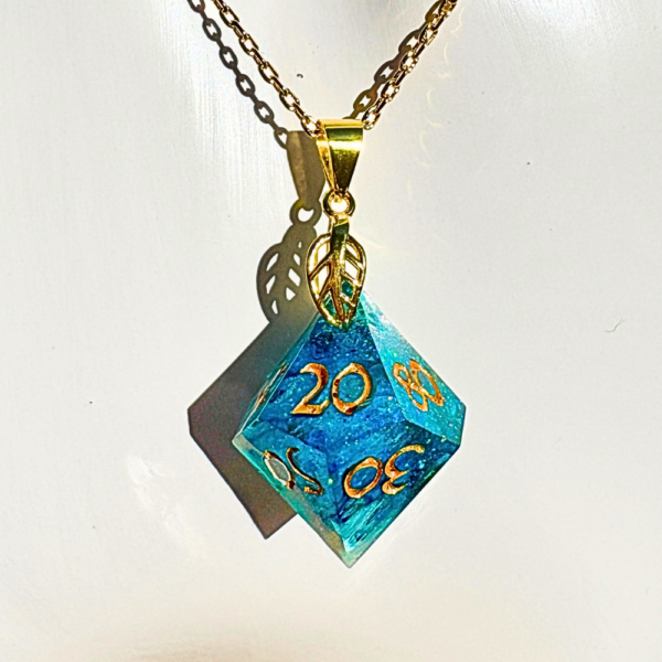 collier pendentif dé d8 bleu et blanc avec des paillettes, modèle d10 dizaines