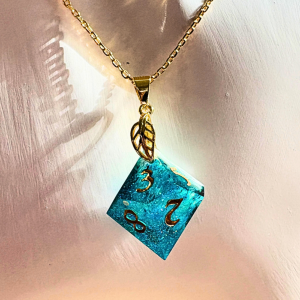 collier pendentif dé d8 bleu et blanc avec des paillettes, modèle d10 unités