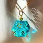 collier pendentif dé d8 bleu et blanc avec des paillettes, modèle d12