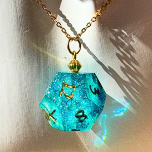 collier pendentif dé d8 bleu et blanc avec des paillettes, modèle d12