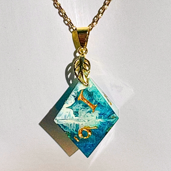 collier pendentif dé d8 bleu et blanc avec des paillettes, modèle d8