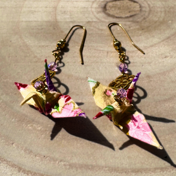 Détail des grues en papier washi des boucles d’oreilles Izumi ichi
