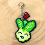 Porte-clé argenté en Pixel art Pakou le pak choi en perles thermocollantes avec son coeur rouge en pixel art.