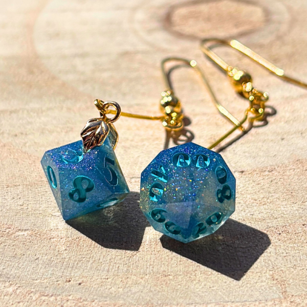 Détail des boucles d'oreilles en dés D10, fragments d'Aetheria