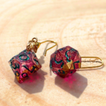 Détail des boucles d'oreilles en dés D10, éclats de Drakheart