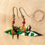 Détail des grues en papier washi des boucles d’oreilles Izumi san