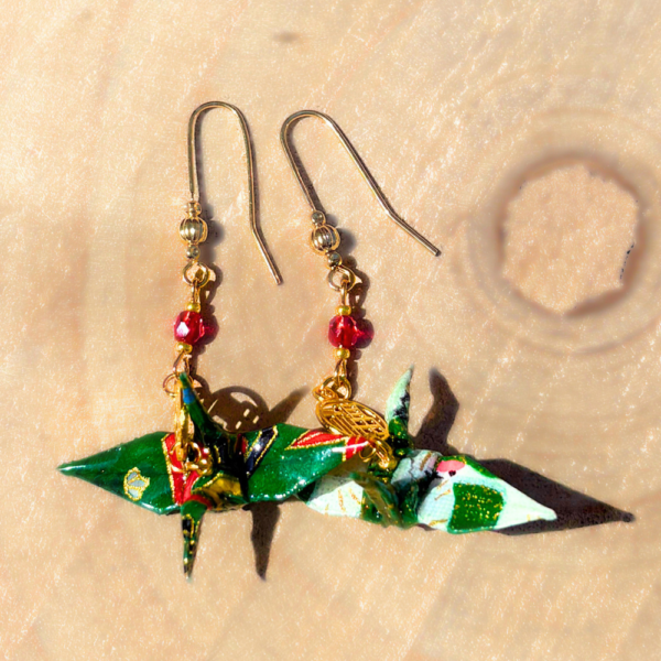 Détail des grues en papier washi des boucles d’oreilles Izumi san