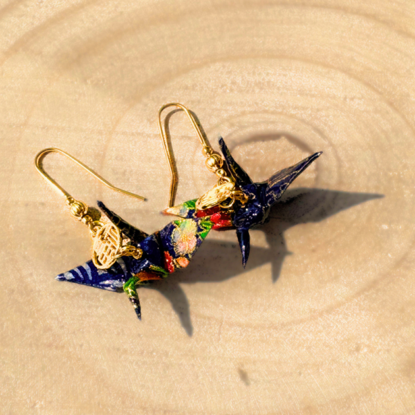 Détail des grues en papier washi des boucles d’oreilles Izumi go