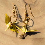 Détail des grues en papier washi des boucles d’oreilles Izumi hachi
