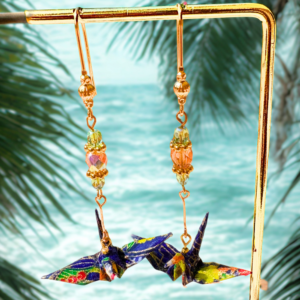 Boucles d’oreilles grues en origami bleu foncé et doré avec des perles en verre corail et vertes, modèle Izumi jû-go