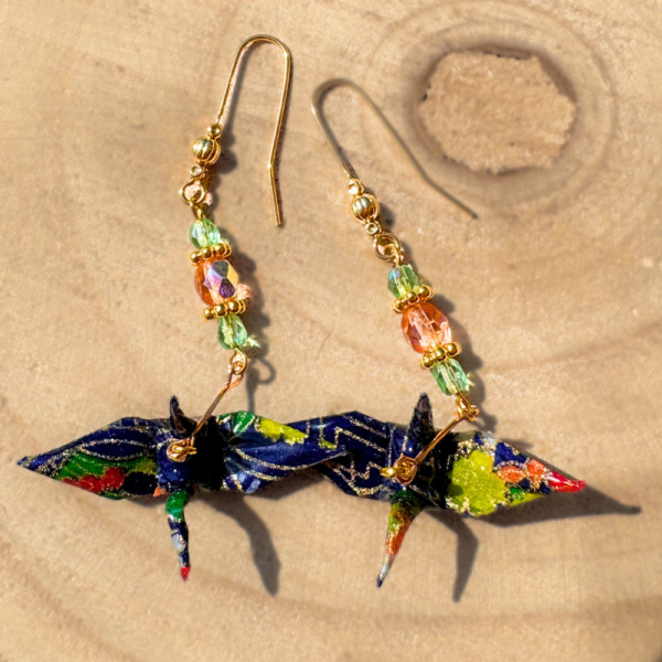Détail des grues en papier washi des boucles d’oreilles Izumi jû-go