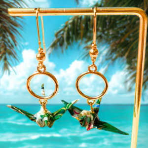 Boucles d’oreilles grues en origami vert et blanc avec un connecteur rond doré, modèle Izumi jû-ichi