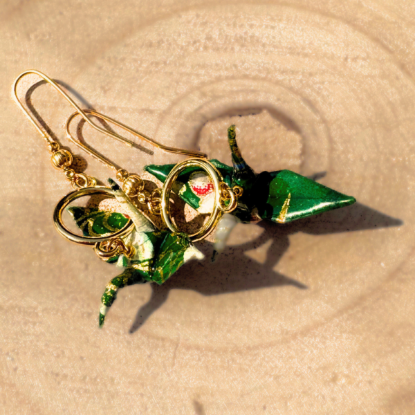 Détail des grues en papier washi des boucles d’oreilles Izumi jû-ichi