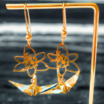 Boucles d’oreilles grues en origami jaune et bleu clair avec une fleur de lys dorée, modèle Izumi jû-ni