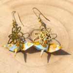 Détail des grues en papier washi des boucles d’oreilles Izumi jû-ni