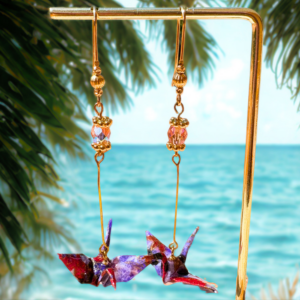 Boucles d’oreilles grues en origami violet et rouge avec une perle corail, modèle Izumi jû-go