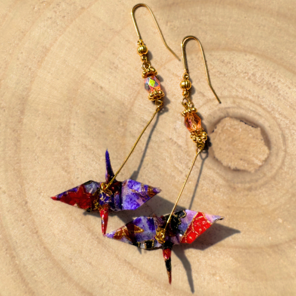 Détail des grues en papier washi des boucles d’oreilles Izumi jû-roku