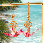 Boucles d’oreilles grues en origami jaune et bleu clair avec un connecteur motif nœud doré, modèle Izumi jû-san