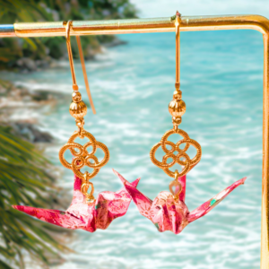 Boucles d’oreilles grues en origami jaune et bleu clair avec un connecteur motif nœud doré, modèle Izumi jû-san