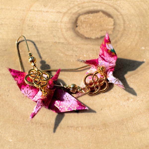 Détail des grues en papier washi des boucles d’oreilles Izumi jû-san