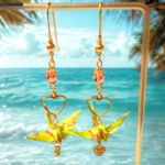 Boucles d’oreilles grues en origami vert et rose avec un coeur et une perle corail, modèle Izumi jû