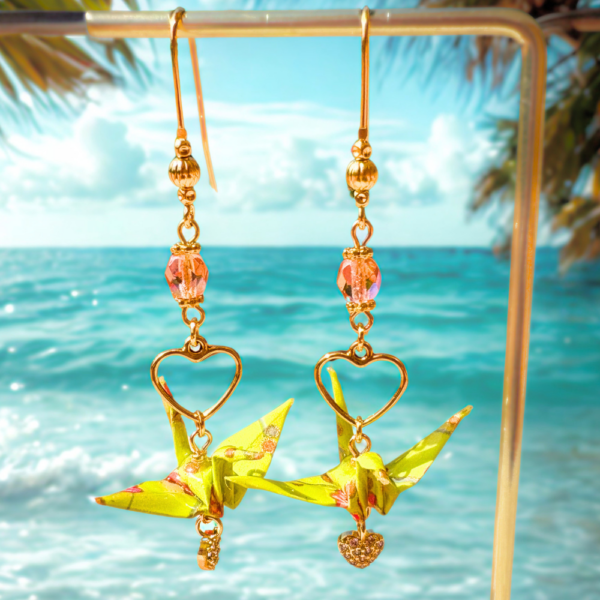 Boucles d’oreilles grues en origami vert et rose avec un coeur et une perle corail, modèle Izumi jû
