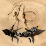 Détail des grues en papier washi des boucles d’oreilles Izumi jû-yon