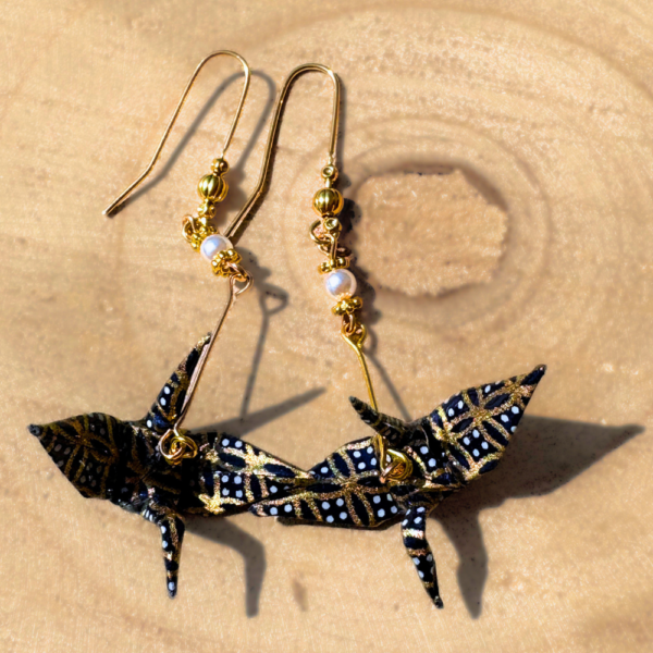 Détail des grues en papier washi des boucles d’oreilles Izumi jû-yon