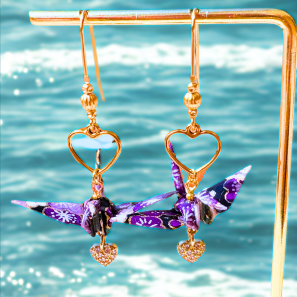 Boucles d’oreilles grues en origami violet et noir un coeur en strass, modèle Izumi kyû