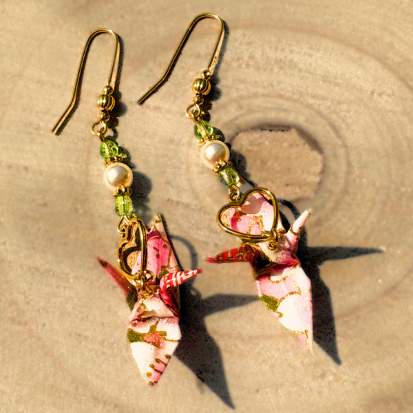 Détail des grues en papier washi des boucles d’oreilles Izumi nana