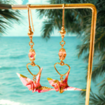 Boucles d’oreilles grues en origami rose et rouge avec un coeur, modèle Izumi roku
