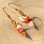 Détail des grues en papier washi des boucles d’oreilles Izumi roku