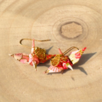 Détail des grues en papier washi des boucles d’oreilles Izumi yon