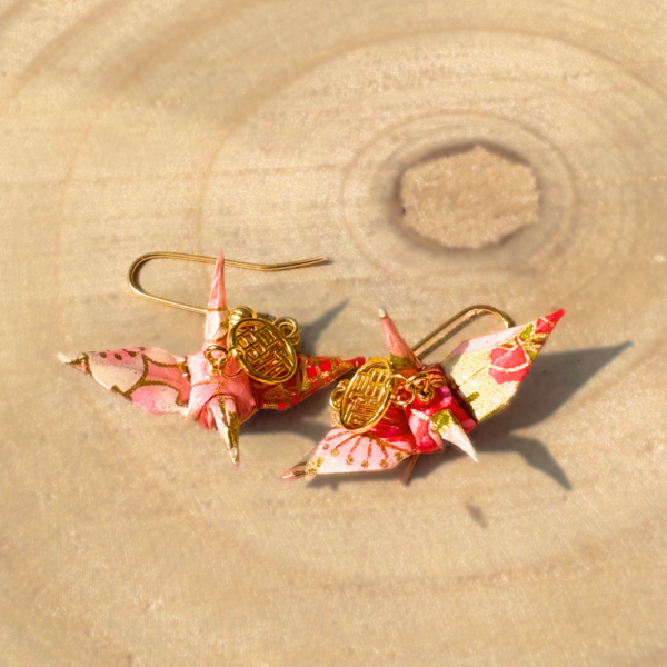 Détail des grues en papier washi des boucles d’oreilles Izumi yon