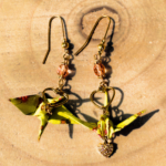 Détail des grues en papier washi des boucles d’oreilles Izumi jû