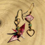 Détail de la grue en papier washi des boucles d’oreilles asymétriques Izumi jû-nana