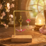 Boucles d’oreilles asymétriques grue en origami et carré doré rose fuchsia et vert avec une perle en verre vert clair, modèle Izumi jû-nana
