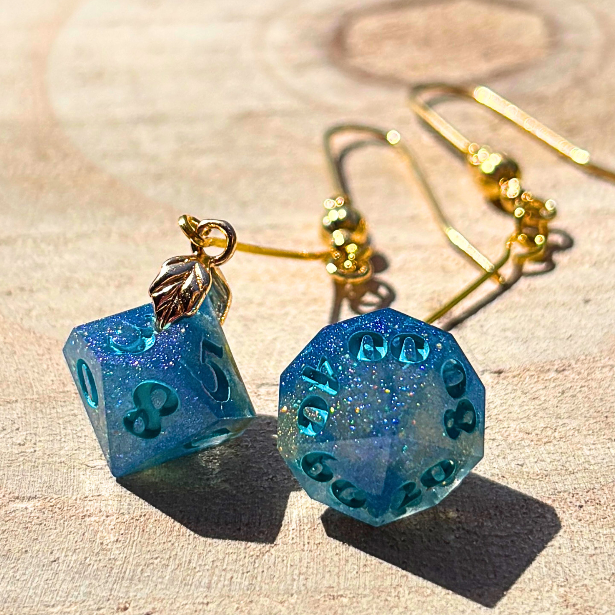 Boucles d’oreilles avec dés bleus coulés à la main en résine époxy
