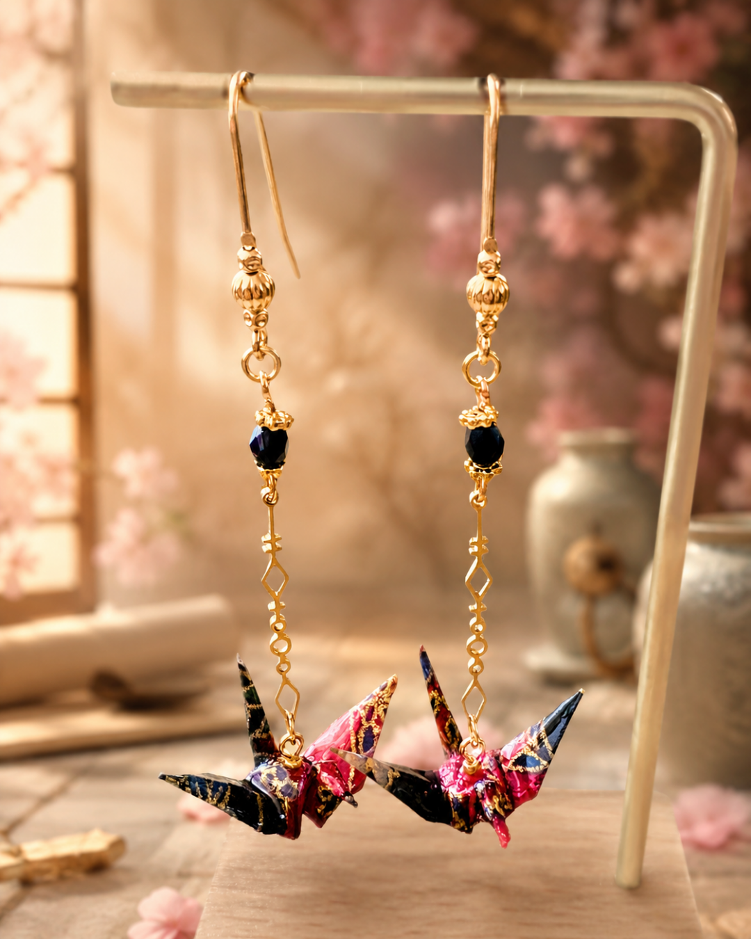 Boucles d’oreilles personnalisées avec grues en origami multicolores et perles noires, fabriquées à la main par Side Quest Atelier.