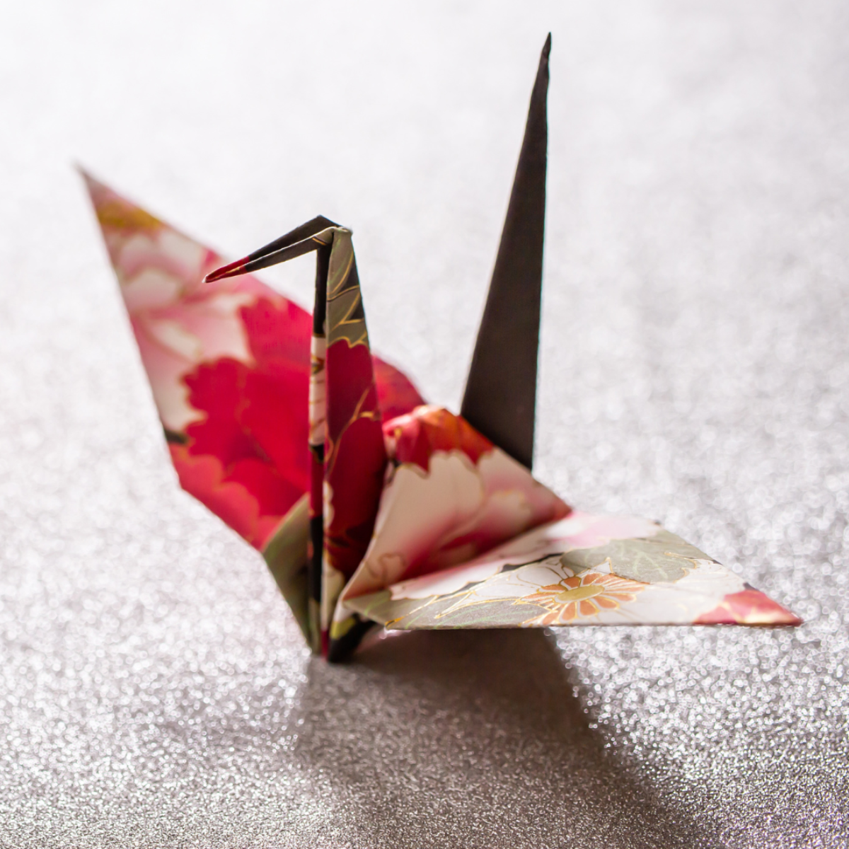 Grue en origami réalisée en papier japonais à motifs