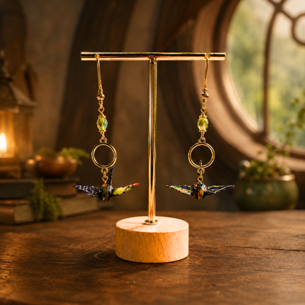 Boucles d’oreilles grues en origami bleu foncé et doré avec des perles en verre corail, modèle Izumi jû-go