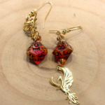 Phénix - Flammes éternelles, boucles d'oreilles dés jdr d10 asymétriques rouge feu avec phénix, détails.