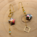 boucles d'oreilles asymétriques lucky stars avec carrés, bleu et rose, détails.