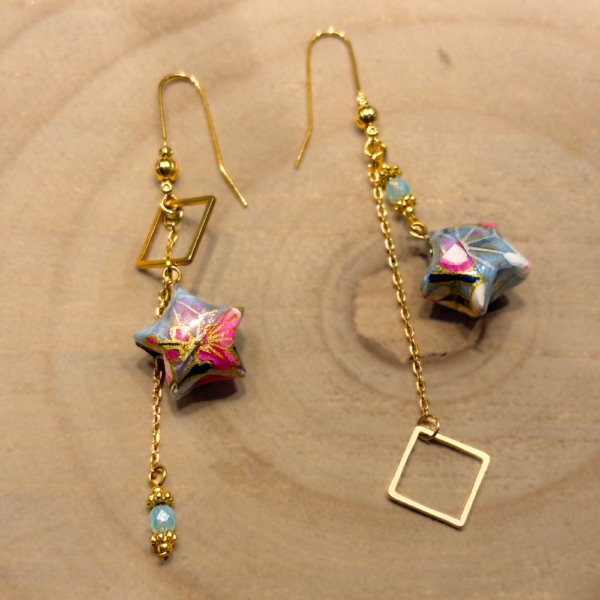boucles d'oreilles asymétriques lucky stars avec carrés, bleu et rose, détails.
