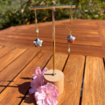 boucles d'oreilles asymétriques lucky stars avec carrés, bleu et rose, photo réelle sans retouche.