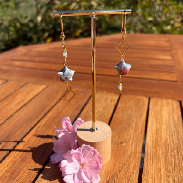 boucles d'oreilles asymétriques lucky stars avec carrés, bleu et rose, photo réelle sans retouche.